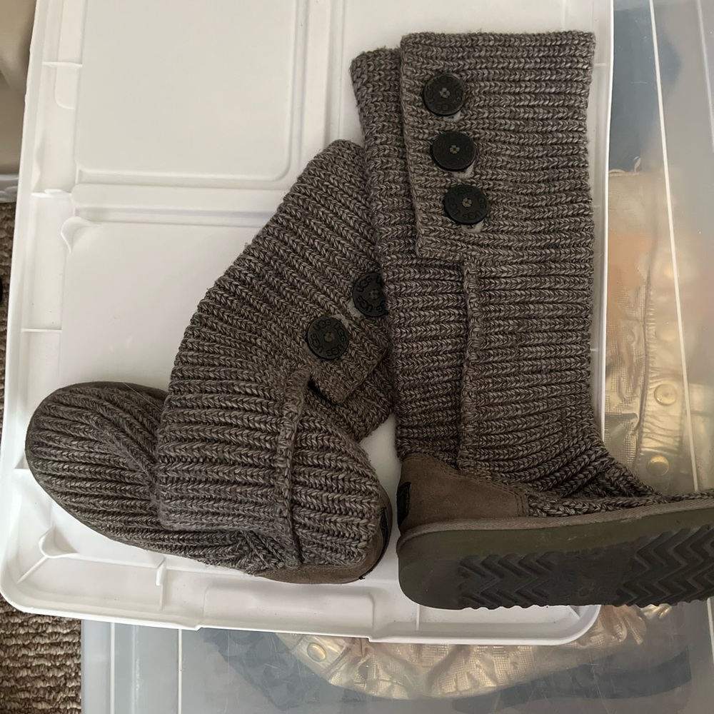 Women’s Ugg Gray Classic Cardy Knit Size 6